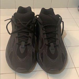 Yeezy boost 700 v2 vanta size 10.5